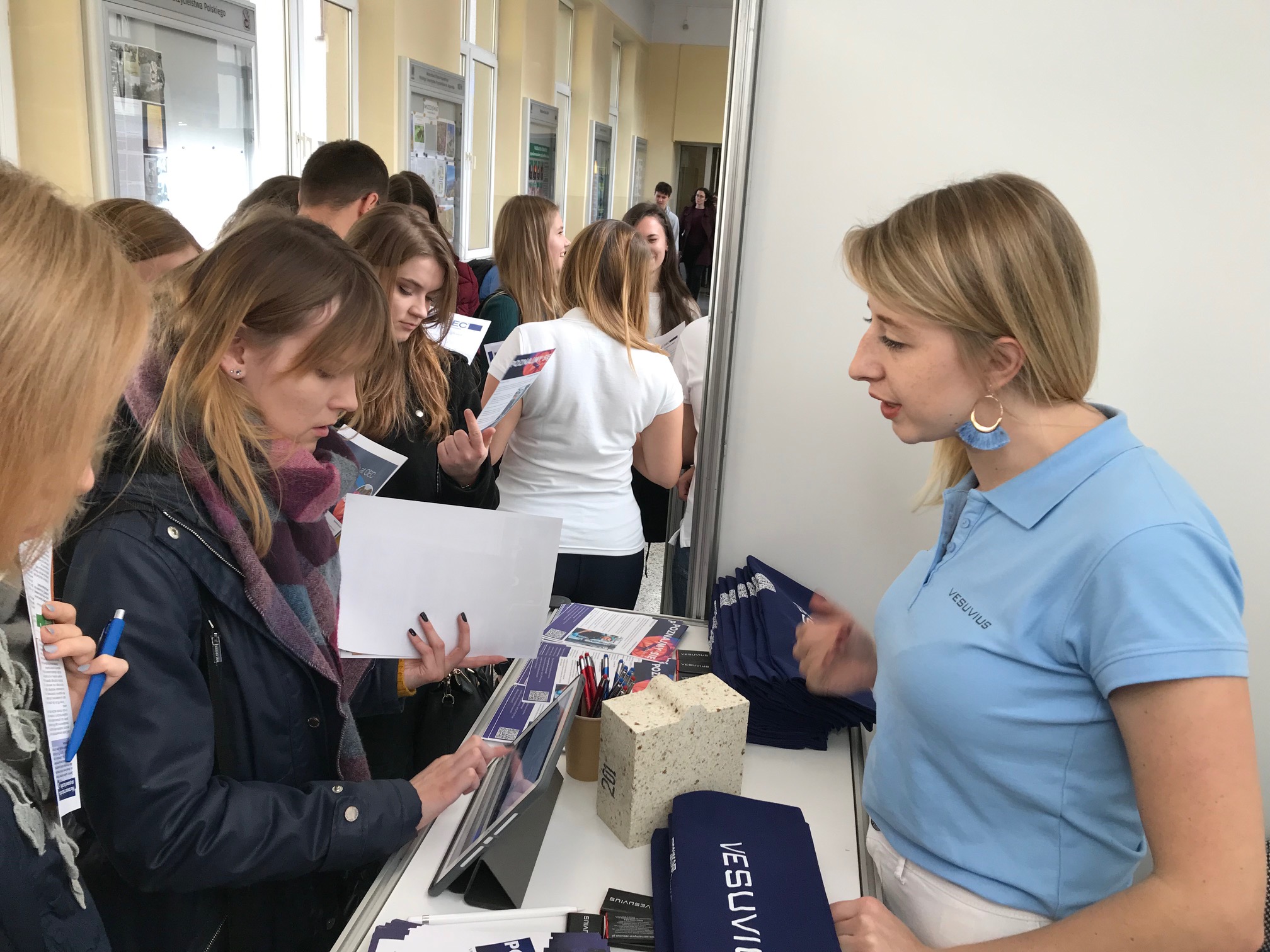 Pracownik Vesuvius konsultuje studentkę podczas targów AGH w Krakowie